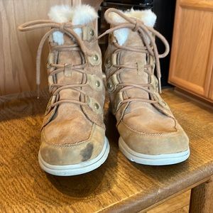 Lightly used, great condition. The right shoe has a grease mark on it.